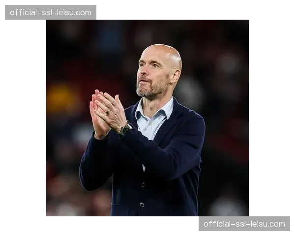 特写：老帅施密特在勒沃库森教练席使用定制战术板平板，实时接收数据分析师建议